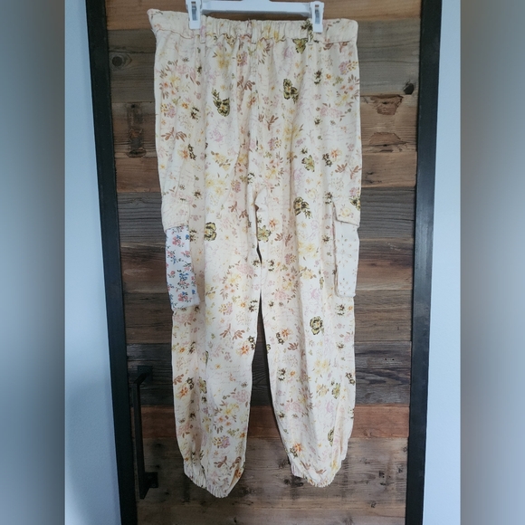 NWOT POL Natural Cream Floral Print Patched Cotton Cargo Joggers Size LARGE - Picture 7 of 7